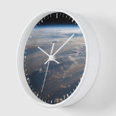 Zonsopkomst werpt lange schaduw over Filipijns Zee (Hoek)