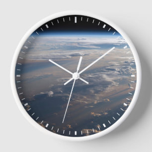 Zonsopkomst werpt lange schaduw over Filipijns Zee