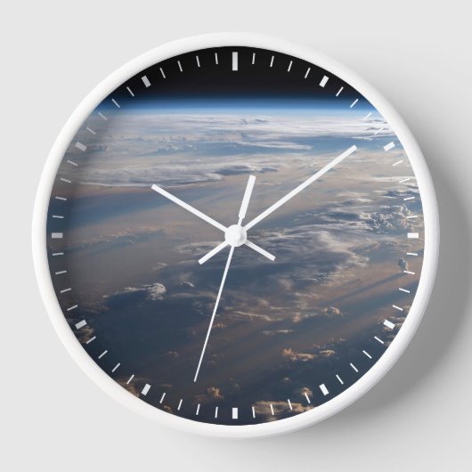 Zonsopkomst werpt lange schaduw over Filipijns Zee (Voorkant)