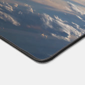 Zonsopkomst werpt lange schaduw over Filipijns Zee Bureaumat (Hoek)