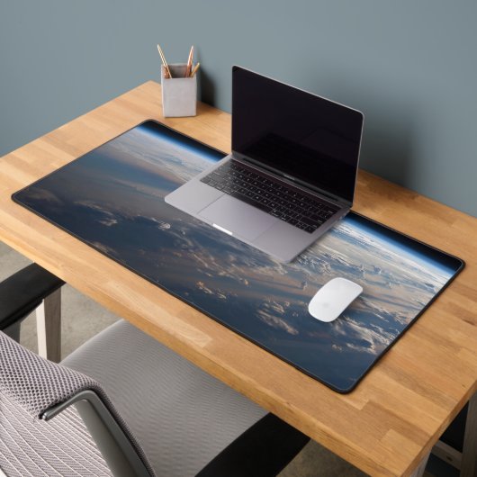 Zonsopkomst werpt lange schaduw over Filipijns Zee Bureaumat (Kantoor 2)