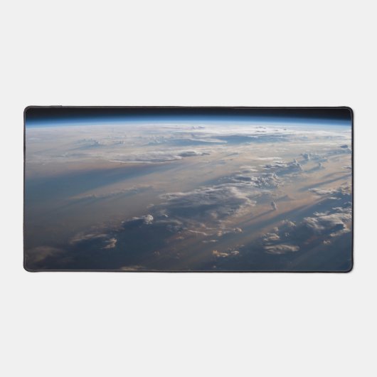 Zonsopkomst werpt lange schaduw over Filipijns Zee Bureaumat (Voorkant)