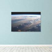 Zonsopkomst werpt lange schaduw over Filipijns Zee Canvas Afdruk (Insitu (Houten vloer))