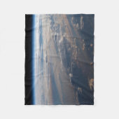 Zonsopkomst werpt lange schaduw over Filipijns Zee Fleece Deken (Voorkant)