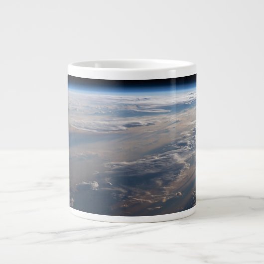 Zonsopkomst werpt lange schaduw over Filipijns Zee Grote Koffiekop (Voorkant)