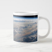 Zonsopkomst werpt lange schaduw over Filipijns Zee Grote Koffiekop (Rechts)