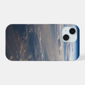 Zonsopkomst werpt lange schaduw over Filipijns Zee iPhone 15 Case (Achterkant horizontaal)