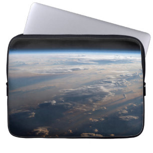 Zonsopkomst werpt lange schaduw over Filipijns Zee Laptop Sleeve