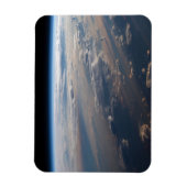 Zonsopkomst werpt lange schaduw over Filipijns Zee Magneet (Verticaal)