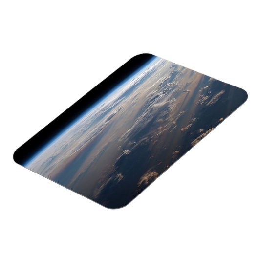 Zonsopkomst werpt lange schaduw over Filipijns Zee Magneet (Linkerzijde)