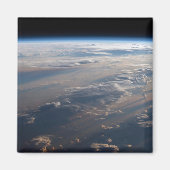 Zonsopkomst werpt lange schaduw over Filipijns Zee Magneet (Voorkant)