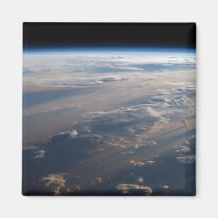 Zonsopkomst werpt lange schaduw over Filipijns Zee Magneet