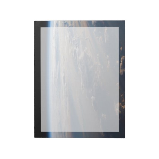 Zonsopkomst werpt lange schaduw over Filipijns Zee Notitieblok (Linkerzijde)