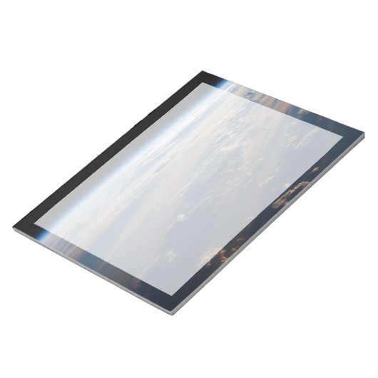 Zonsopkomst werpt lange schaduw over Filipijns Zee Notitieblok (Schuin)