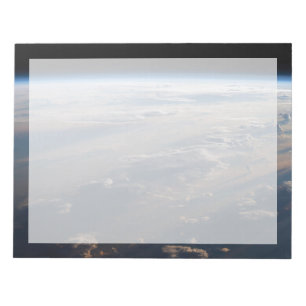 Zonsopkomst werpt lange schaduw over Filipijns Zee Notitieblok