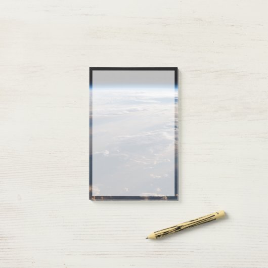 Zonsopkomst werpt lange schaduw over Filipijns Zee Post-it® Notes (Op bureau)