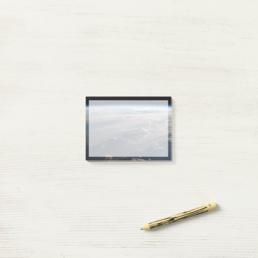 Zonsopkomst werpt lange schaduw over Filipijns Zee Post-it® Notes (Op bureau)