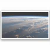 Zonsopkomst werpt lange schaduw over Filipijns Zee Sticker (Voorkant)