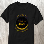 Zonsverduistering 2025 gepersonaliseerd t-shirt<br><div class="desc">Vier de Zonsverduistering op 29 maart 2025 met dit gepersonaliseerde T-shirt. Wijzig de familienaam en de tekst die u wilt aanpassen.</div>