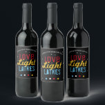 Zoom Hanukkah Party Love Light Latkes Funny Quote Wijn Etiket<br><div class="desc">Dit jaar een ZOOM Hanukkah/Chanoekah-partij houden? Haal iedereen in de Holiday-geest met deze aangepaste wijnetiketten! Dit Love Light Latkes Black Hanukkah Funny Quote-ontwerp zal uw familie Hanukkah Party persoonlijk opvoeden en vooral als het online is! Bestel één voor elke deelnemer. Dit kleurrijke, humoristische gezegde staat echt op de zwarte sterrennachtachtergrond....</div>