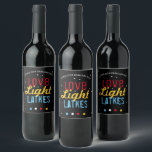 Zoom Hanukkah Party Love Light Latkes Funny Quote Wijn Etiket<br><div class="desc">Dit jaar een ZOOM Hanukkah/Chanoekah-partij houden? Haal iedereen in de Holiday-geest met deze aangepaste wijnetiketten! Dit Love Light Latkes Black Hanukkah Funny Quote-ontwerp zal uw familie Hanukkah Party persoonlijk opvoeden en vooral als het online is! Bestel één voor elke deelnemer. Dit kleurrijke, humoristische gezegde staat echt op de zwarte sterrennachtachtergrond....</div>