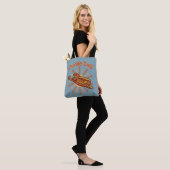 Zoomie Dog Flying Hot Dog Cartoon – Leuke retro Tote Bag (Op model)