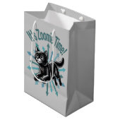 Zoomie Time Black Cat Medium Cadeauzakje (Voorkant Gekanteld)