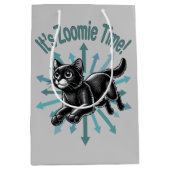 Zoomie Time Black Cat Medium Cadeauzakje (Voorkant)