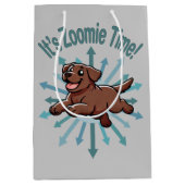 Zoomie Time Chocolate Lab Medium Cadeauzakje (Voorkant)