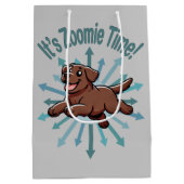 Zoomie Time Chocolate Lab Medium Cadeauzakje (Achterkant)