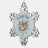 Zoomie Time Dilute Calico Cat Tin Sneeuwvlok Ornament (Rechts)