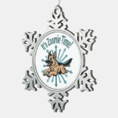 Zoomie Time Duitse herder Tin Sneeuwvlok Ornament (Rechts)
