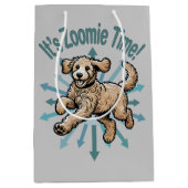 Zoomie Time Golden Doodle Medium Cadeauzakje (Voorkant)