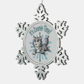Zoomie Time Grey Tabby Cat Tin Sneeuwvlok Ornament (Rechts)