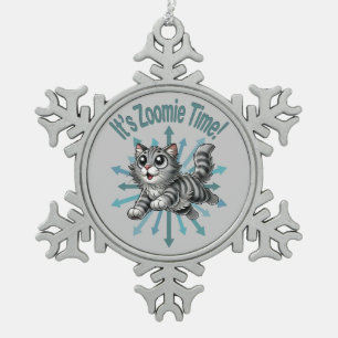 Zoomie Time Grey Tabby Cat Tin Sneeuwvlok Ornament