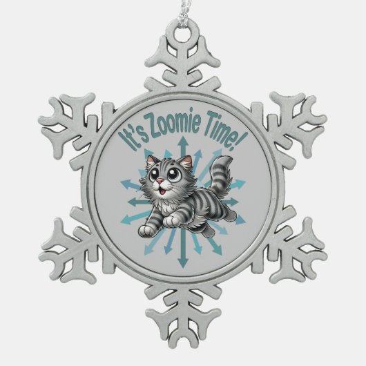 Zoomie Time Grey Tabby Cat Tin Sneeuwvlok Ornament (Voorkant)