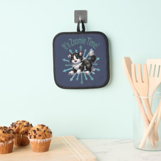 Zoomie Time Schattige Black & White Cat Pannenlap (Insitu(Ophanging))