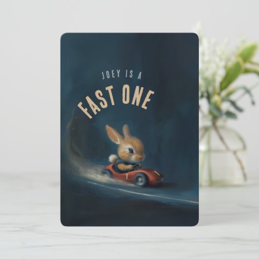 Zooming Bunny - uitnodiging voor het eerste verjaa (Staand voorkant)