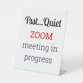 Zoomvergadering is bezig reclamebord met voetstuk