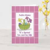 Zoon en vrouw Pasen wint mandje met gekleurde eier Kaart (Gele Bloem)