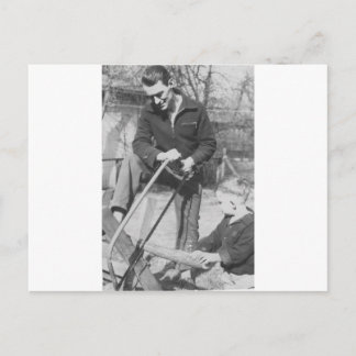 Zoon van 1920 Helpend zijn vader hout zag Briefkaart