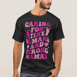 Zorgen voor kleine mensen en sterke moeders t-shirt