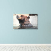 Zorgvuldig Beer in het water Canvas Afdruk (Insitu (Houten vloer))