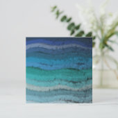 Zoutgolven voor kuststrand op zwart feestdagenkaart (Staand voorkant)