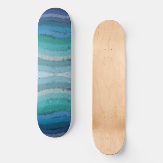 Zoutgolven voor kuststrand op zwart persoonlijk skateboard (Voorkant)