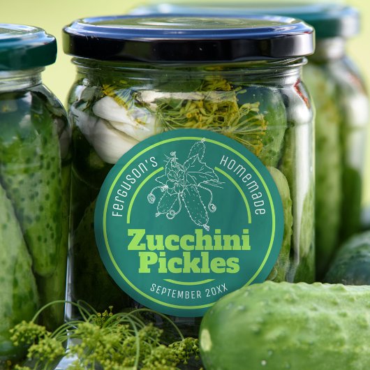 Zucchini plukt groen wit etiket van de pot