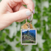 Zuid-Amerika, Peru. Een lama rust op een heuvel Sleutelhanger (Hand)