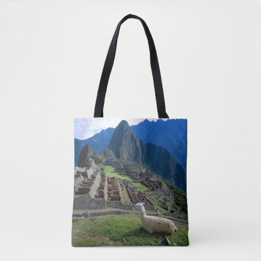 Zuid-Amerika, Peru. Een lama rust op een heuvel Tote Bag (Voorkant)