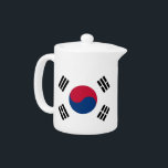 Zuid-Koreaanse vlag theepot<br><div class="desc">Voeg een vleugje Zuid-Koreaanse trots toe aan je theetijd met onze exclusieve theepot met de vlag van Zuid-Korea! Deze theepot is gemaakt met nauwgezette aandacht voor detail en is meer dan alleen een functioneel item; het is een viering van het erfgoed en de culturele trots van Zuid-Korea. Het levendige ontwerp...</div>