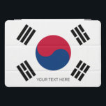 Zuid-Koreaanse vlag van Korea, aangepast 10,5-inch iPad Pro Cover<br><div class="desc">De Zuid-Koreaanse vlag van Korea maakte gebruik van een 10, 5-inch Apple iPad pro cover. Gepersonaliseerde tablet en computeraccessoires met landvlaggen. Het oude ontwerp van de gefabelachtige look. Nieuwe tabletcadeaus voor hem of haar. Upload naar keuze uw eigen foto-afbeelding of logo-afbeelding. Vakantie- of feestdag-cadeauideeën voor vrienden en familie. Het elegante...</div>